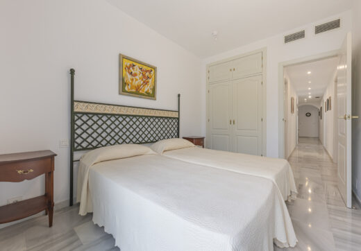 Apartament z 4 sypialniami i widokiem na basen