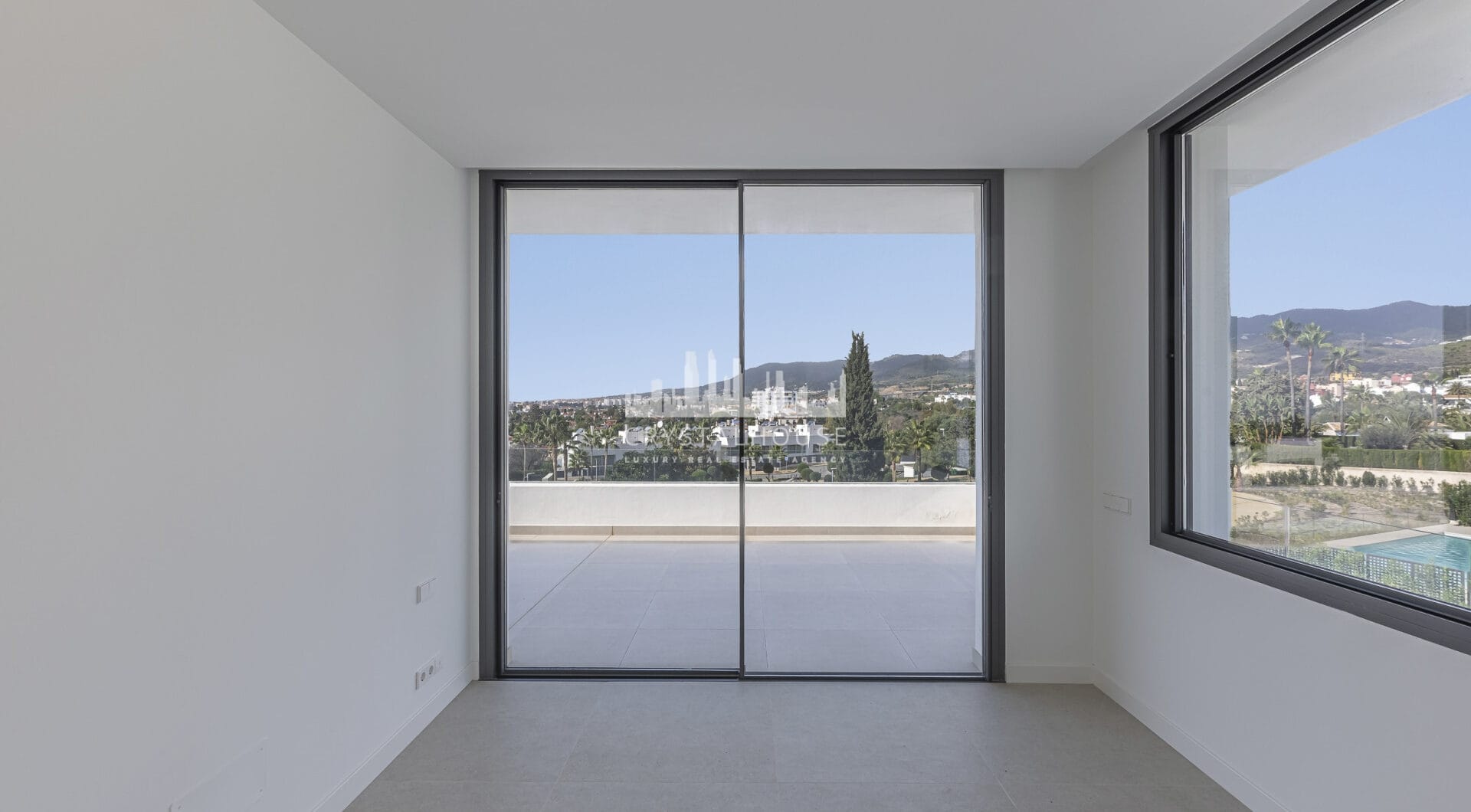 Nowa, nowoczesna willa z 4 sypialniami