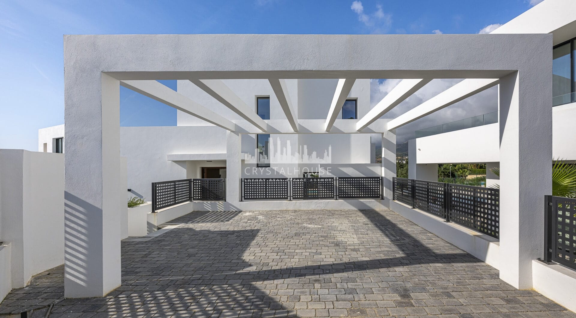 Nowa, nowoczesna willa z 4 sypialniami