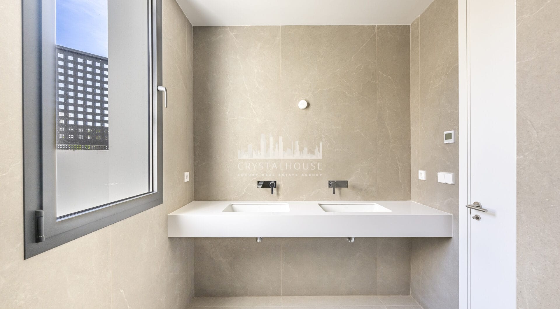 Nowa, nowoczesna willa z 4 sypialniami