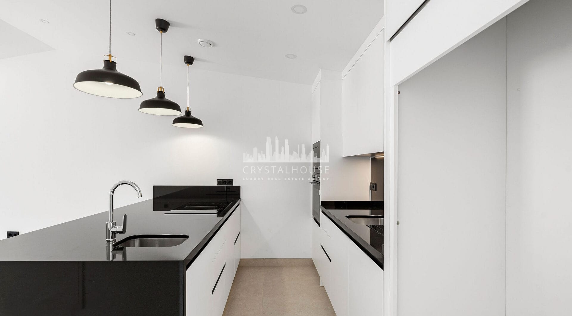 Oszałamiająca odnowiona 4-sypialna willa z prywatnym basenem w pierwszej urbanizacji!