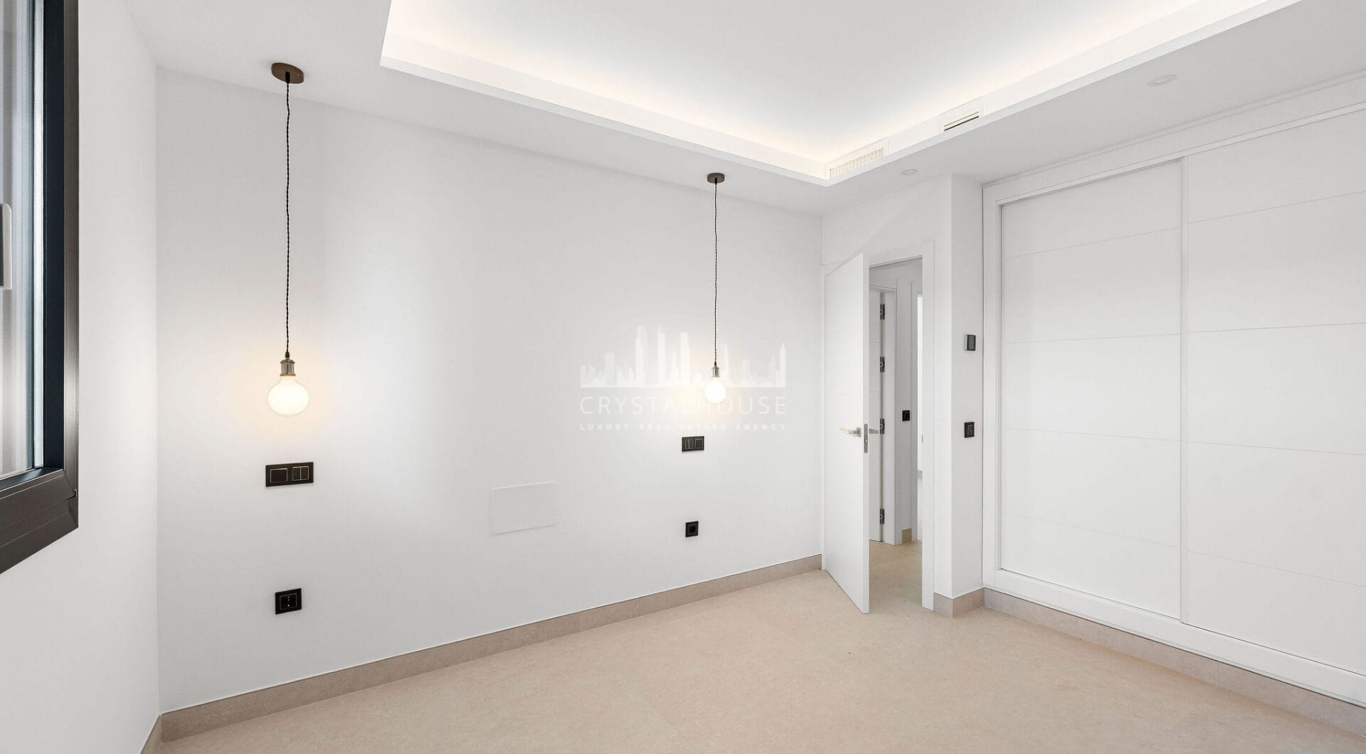 Oszałamiająca odnowiona 4-sypialna willa z prywatnym basenem w pierwszej urbanizacji!