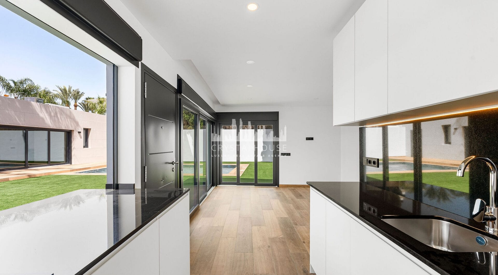 Oszałamiająca odnowiona 4-sypialna willa z prywatnym basenem w pierwszej urbanizacji!