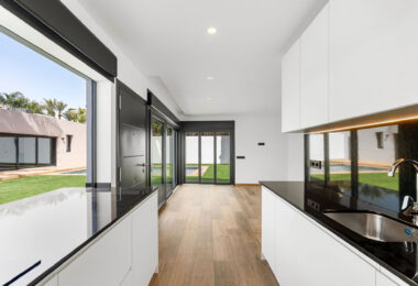 Oszałamiająca odnowiona 4-sypialna willa z prywatnym basenem w pierwszej urbanizacji!