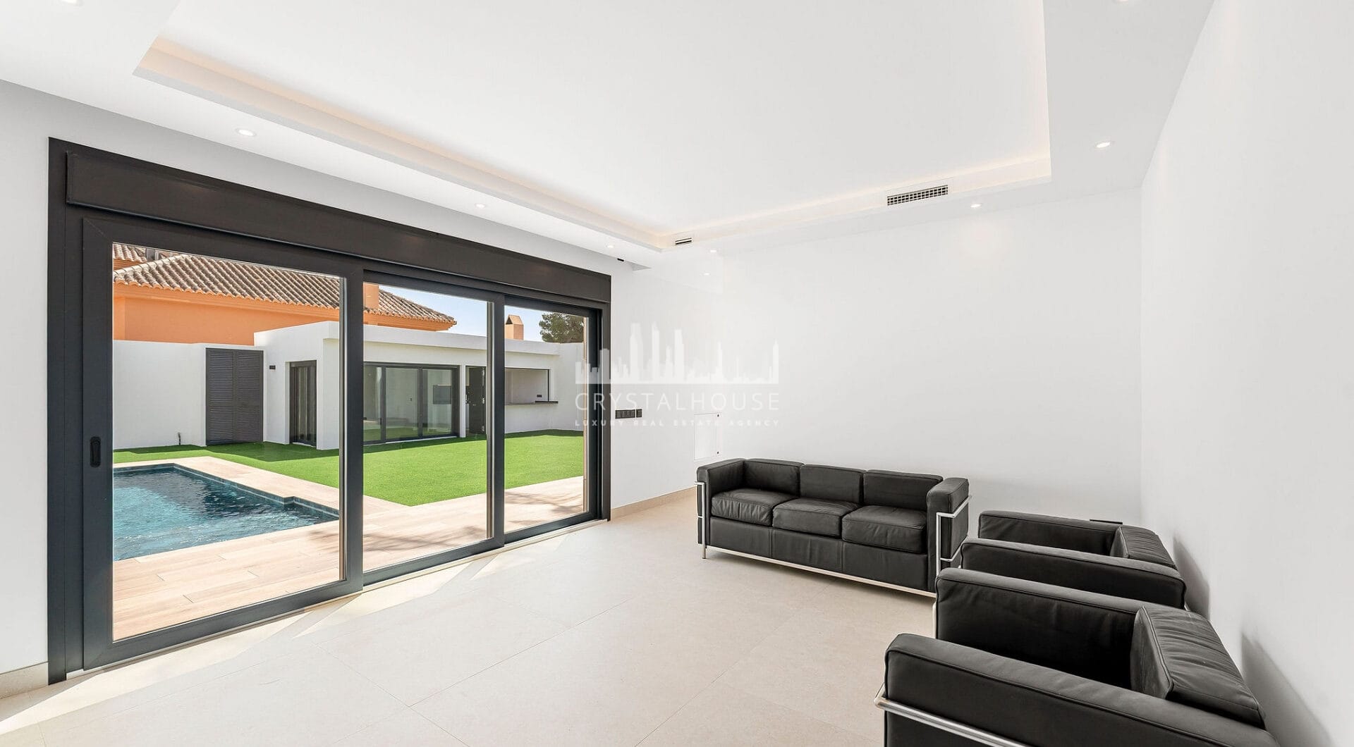 Oszałamiająca odnowiona 4-sypialna willa z prywatnym basenem w pierwszej urbanizacji!