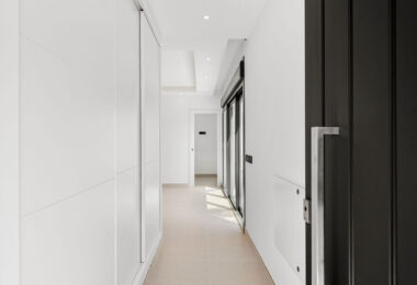 Oszałamiająca odnowiona 4-sypialna willa z prywatnym basenem w pierwszej urbanizacji!