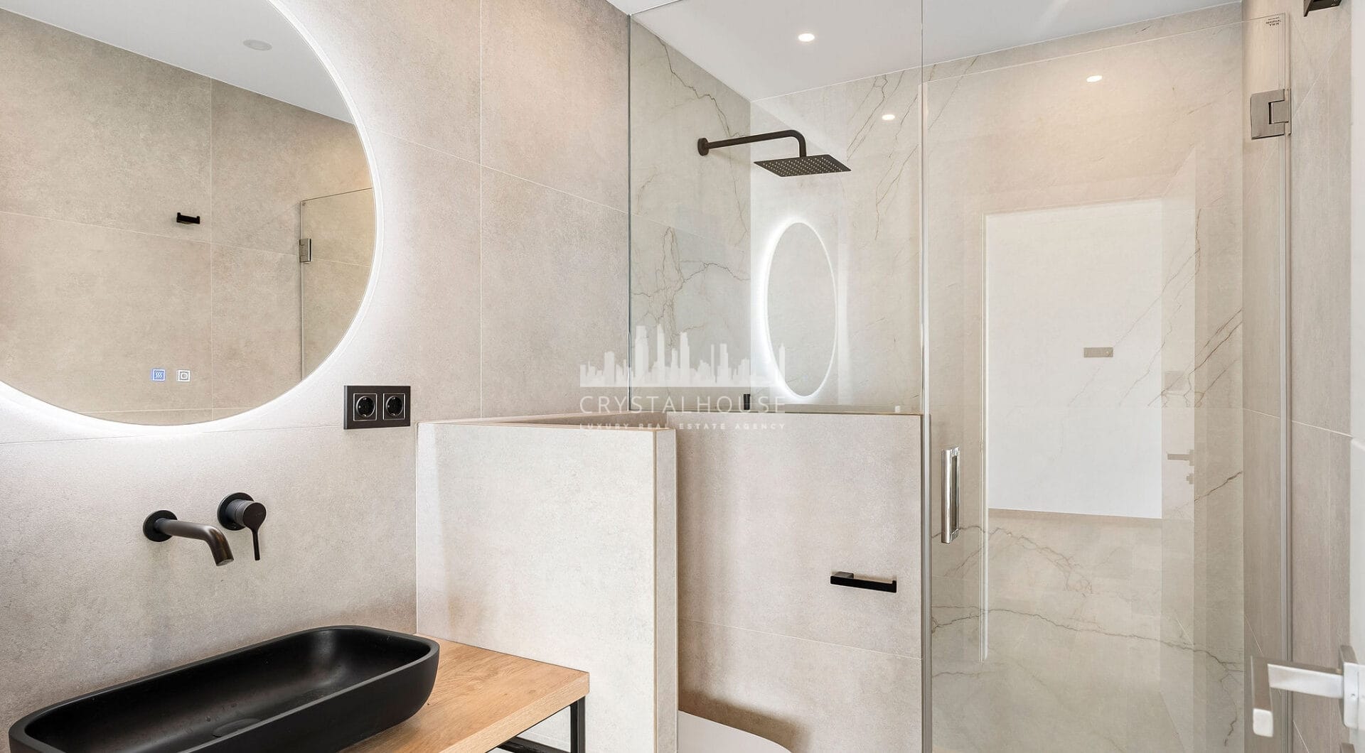 Oszałamiająca odnowiona 4-sypialna willa z prywatnym basenem w pierwszej urbanizacji!