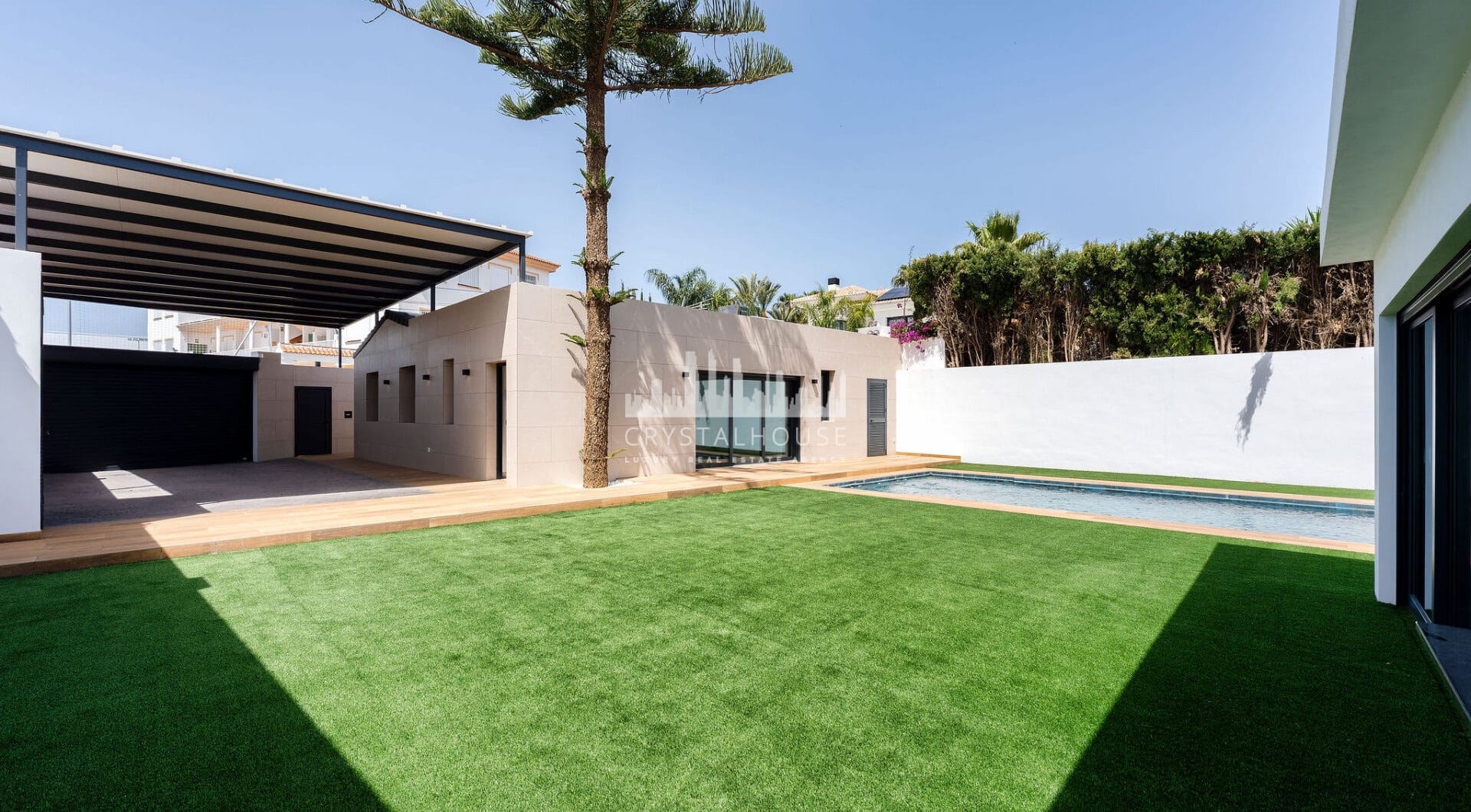 Oszałamiająca odnowiona 4-sypialna willa z prywatnym basenem w pierwszej urbanizacji!