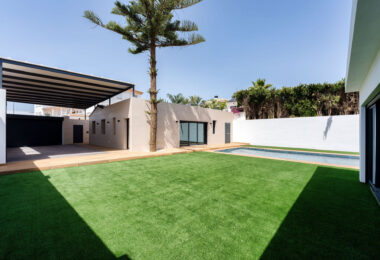 Oszałamiająca odnowiona 4-sypialna willa z prywatnym basenem w pierwszej urbanizacji!