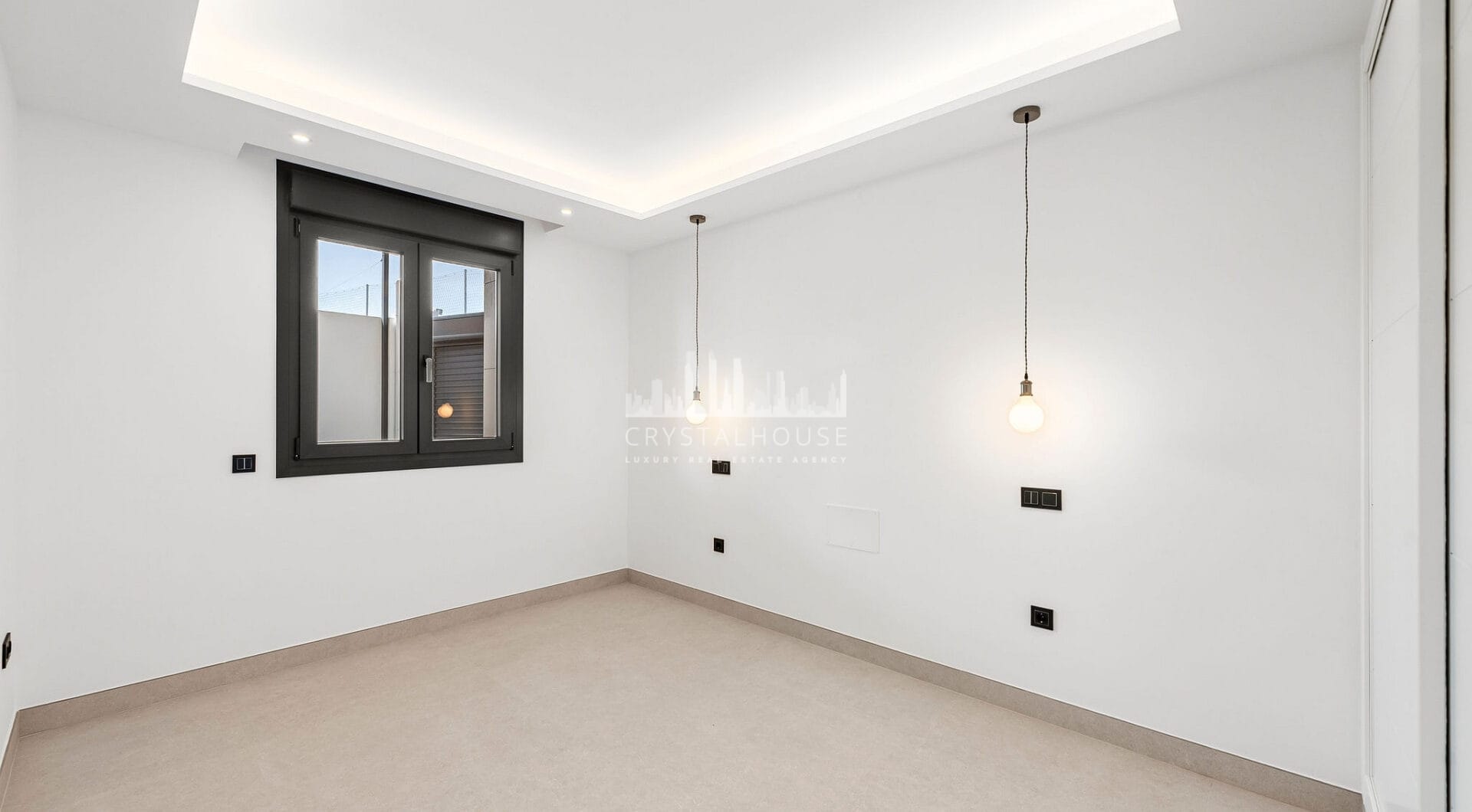 Oszałamiająca odnowiona 4-sypialna willa z prywatnym basenem w pierwszej urbanizacji!