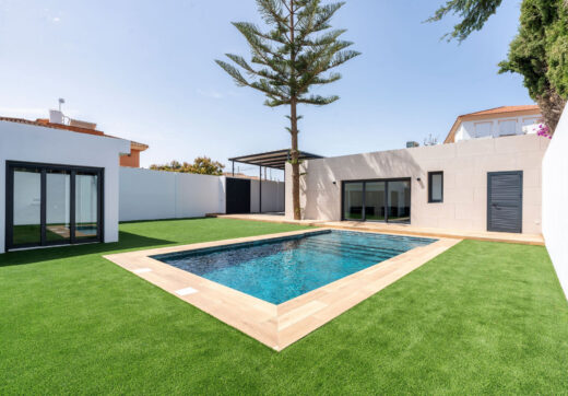 Oszałamiająca odnowiona 4-sypialna willa z prywatnym basenem w pierwszej urbanizacji!