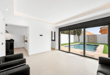 Oszałamiająca odnowiona 4-sypialna willa z prywatnym basenem w pierwszej urbanizacji!