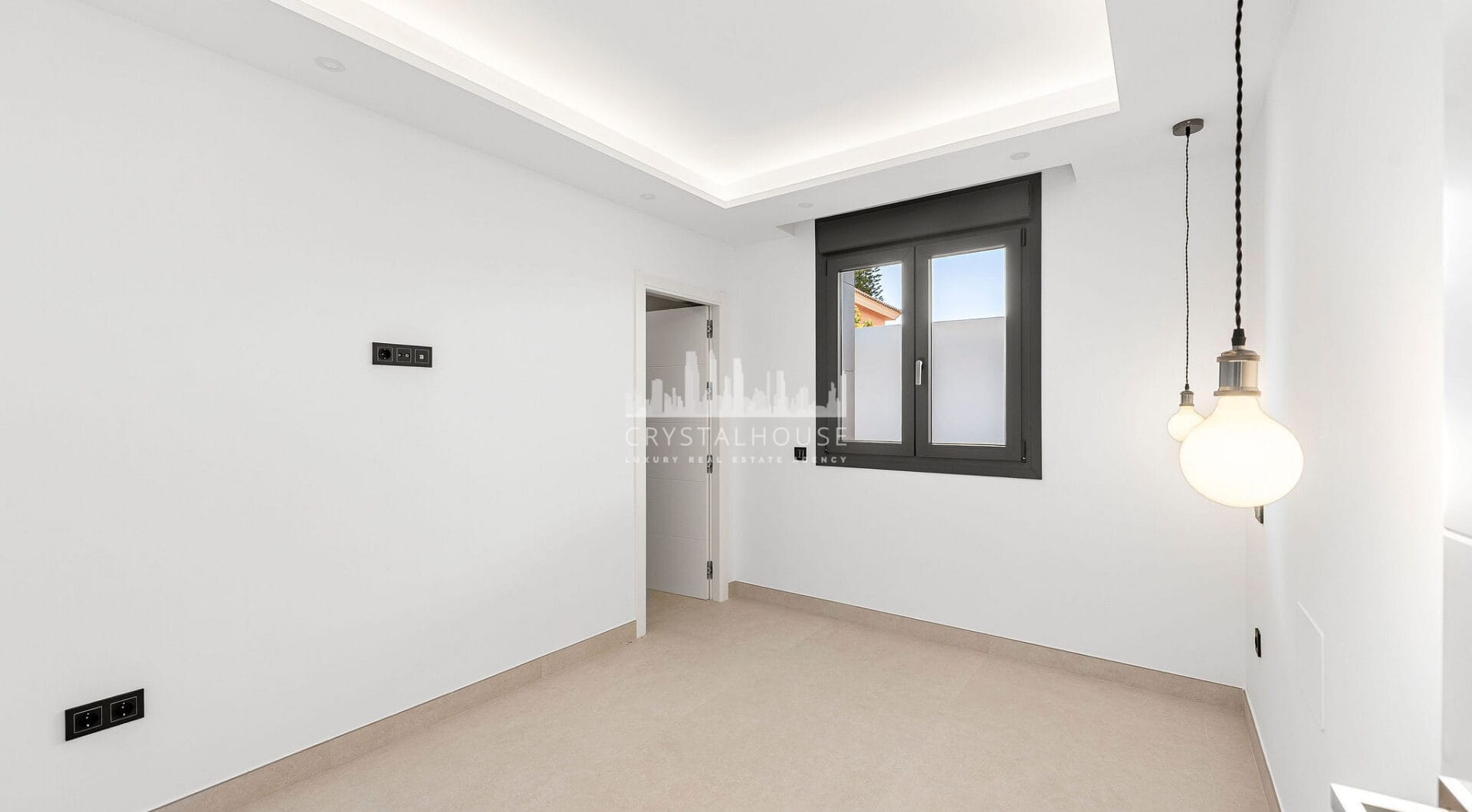 Oszałamiająca odnowiona 4-sypialna willa z prywatnym basenem w pierwszej urbanizacji!