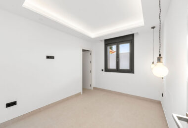 Oszałamiająca odnowiona 4-sypialna willa z prywatnym basenem w pierwszej urbanizacji!