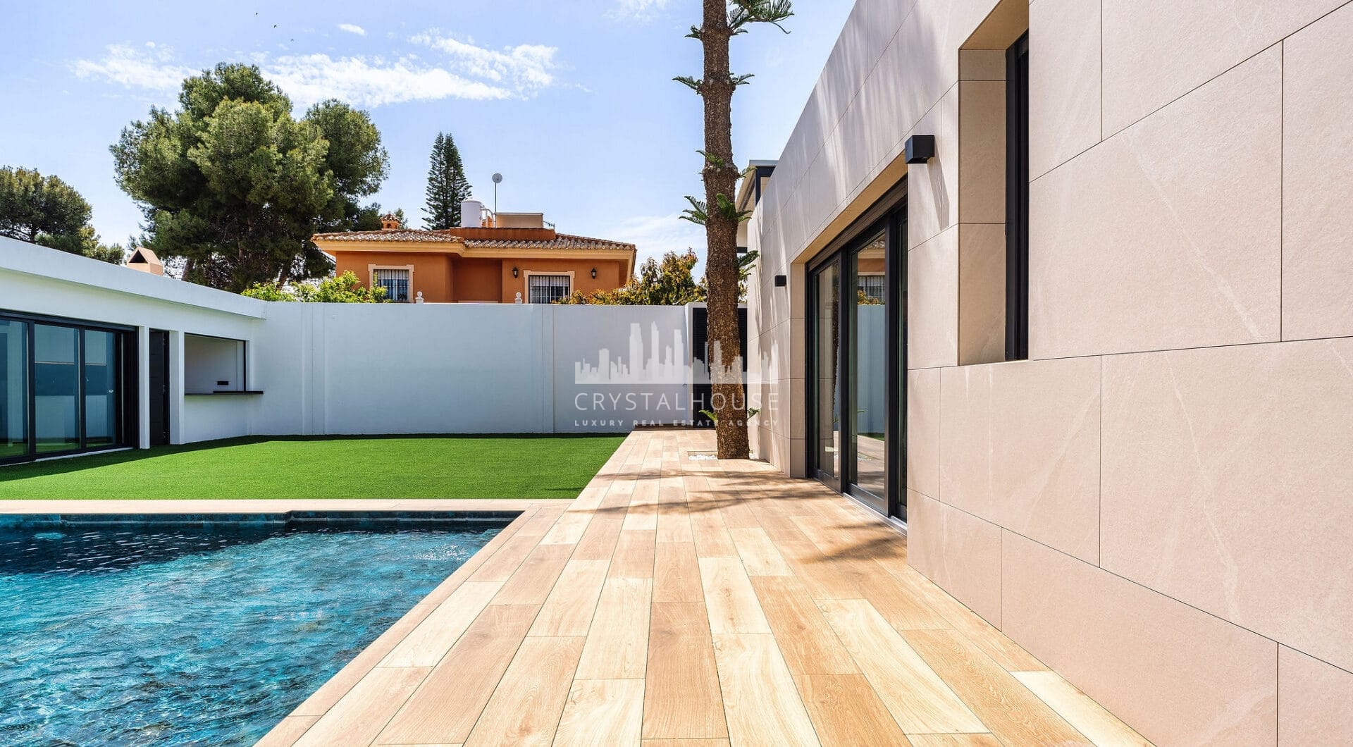 Oszałamiająca odnowiona 4-sypialna willa z prywatnym basenem w pierwszej urbanizacji!