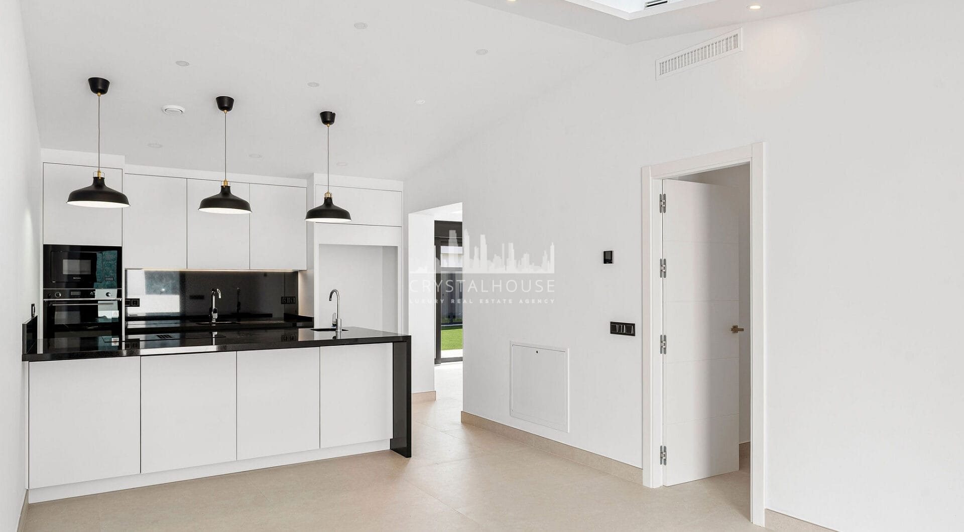 Oszałamiająca odnowiona 4-sypialna willa z prywatnym basenem w pierwszej urbanizacji!