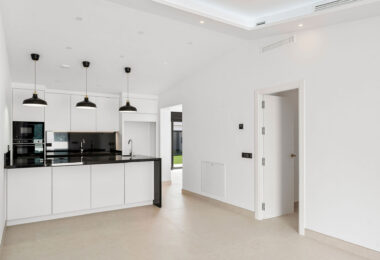 Oszałamiająca odnowiona 4-sypialna willa z prywatnym basenem w pierwszej urbanizacji!