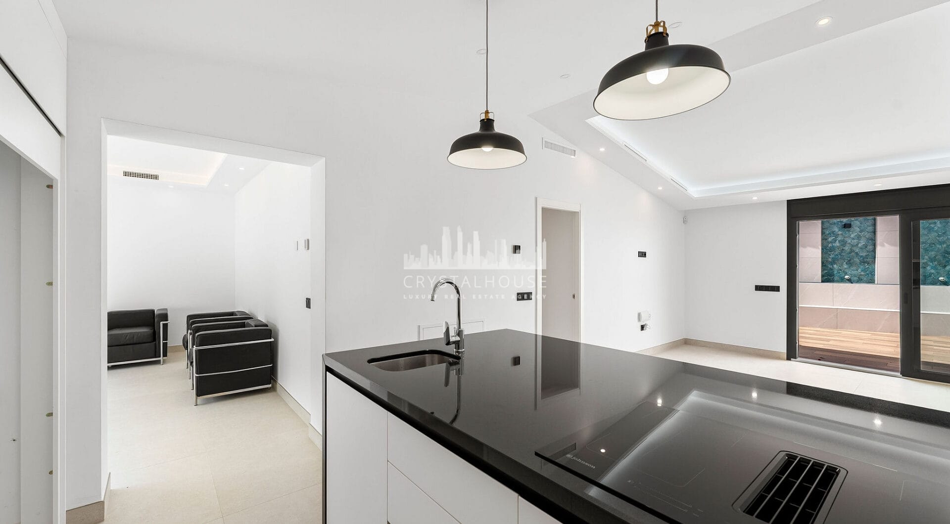 Oszałamiająca odnowiona 4-sypialna willa z prywatnym basenem w pierwszej urbanizacji!