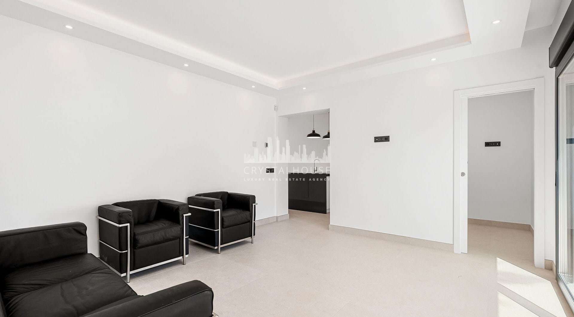 Oszałamiająca odnowiona 4-sypialna willa z prywatnym basenem w pierwszej urbanizacji!