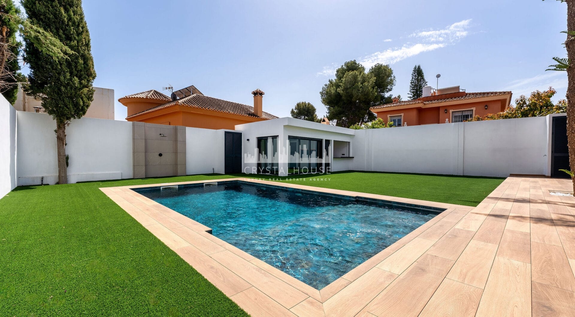 Oszałamiająca odnowiona 4-sypialna willa z prywatnym basenem w pierwszej urbanizacji!