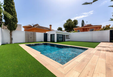 Oszałamiająca odnowiona 4-sypialna willa z prywatnym basenem w pierwszej urbanizacji!