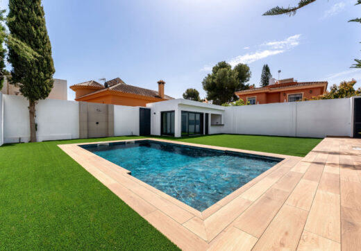 Oszałamiająca odnowiona 4-sypialna willa z prywatnym basenem w pierwszej urbanizacji!