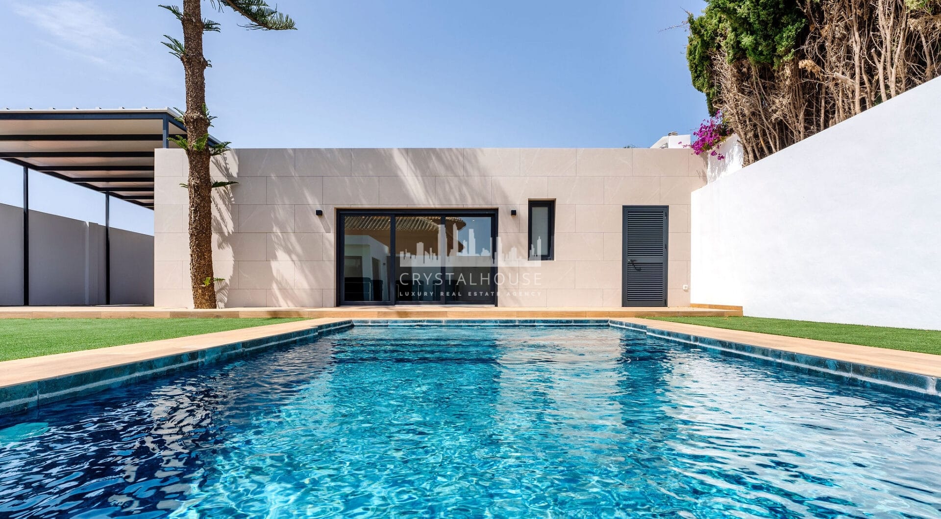 Oszałamiająca odnowiona 4-sypialna willa z prywatnym basenem w pierwszej urbanizacji!