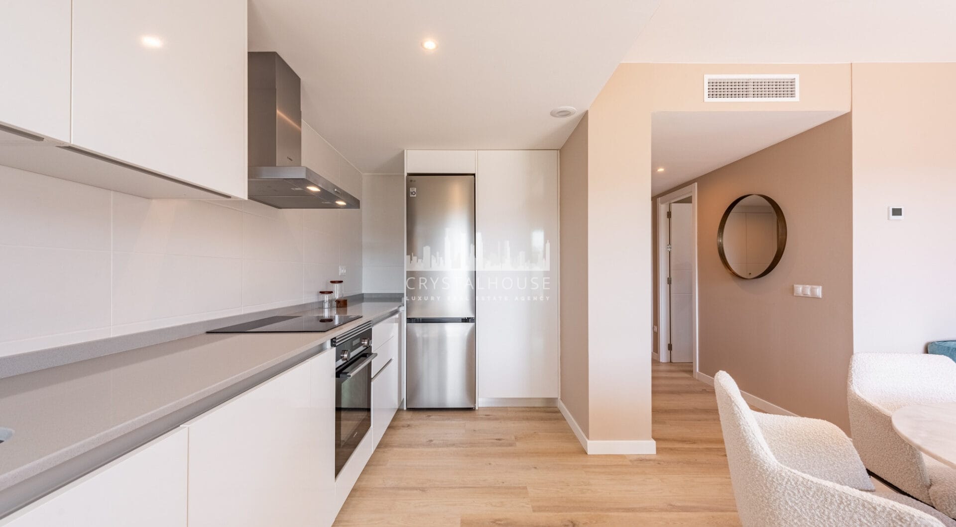 Nowy luksusowy apartament z widokiem na morze i góry w Nueva Andalucia, Marbella