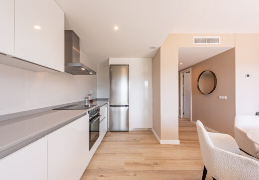 Nowy luksusowy apartament z widokiem na morze i góry w Nueva Andalucia, Marbella