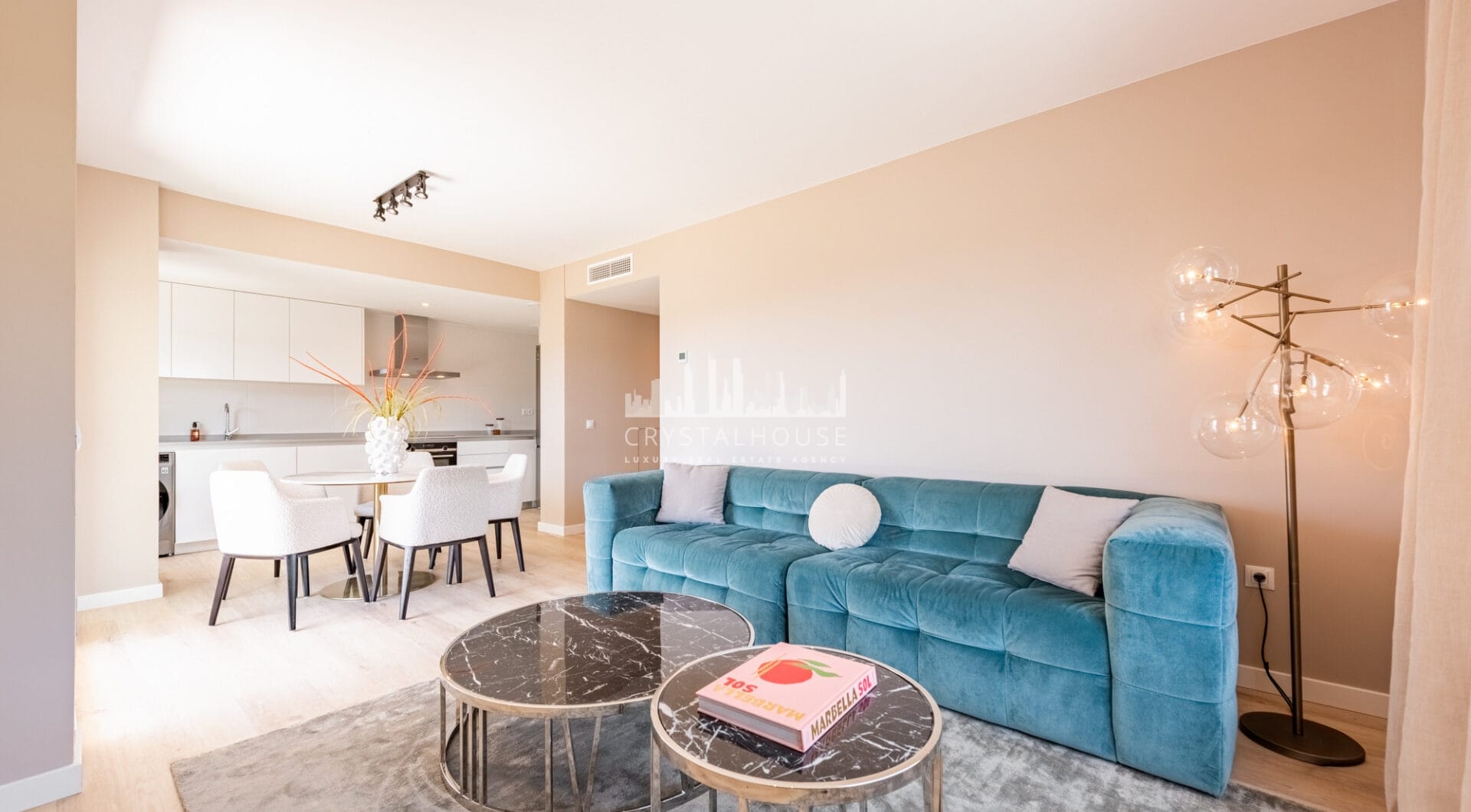 Nowy luksusowy apartament z widokiem na morze i góry w Nueva Andalucia, Marbella