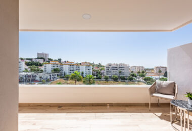 Nowy luksusowy apartament z widokiem na morze i góry w Nueva Andalucia, Marbella