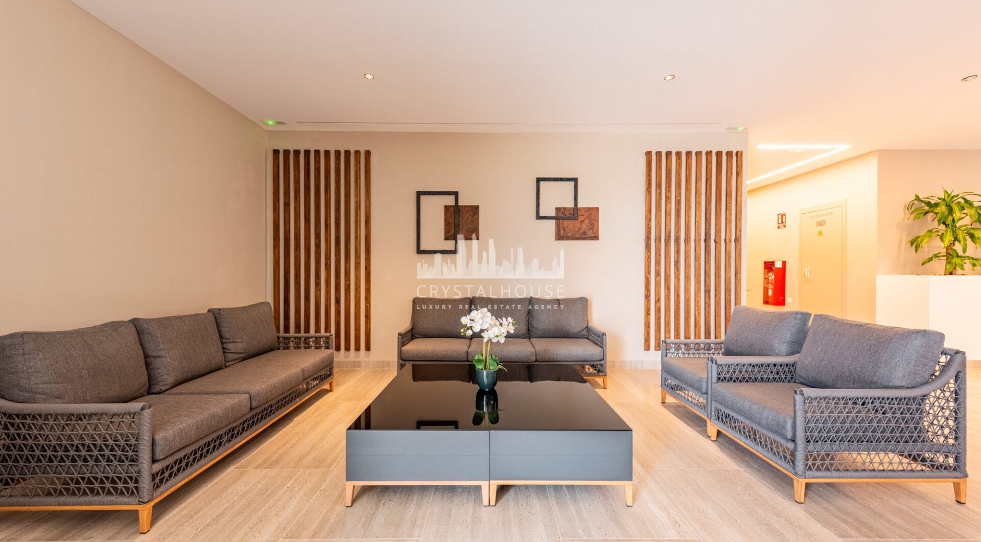 Nowy luksusowy apartament z widokiem na morze i góry w Nueva Andalucia, Marbella