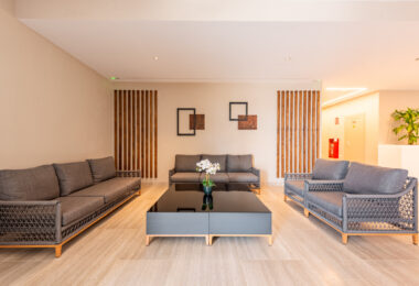 Nowy luksusowy apartament z widokiem na morze i góry w Nueva Andalucia, Marbella