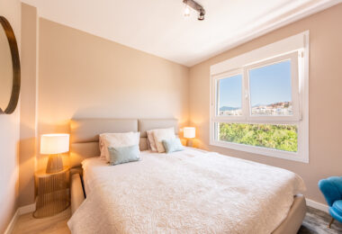 Nowy luksusowy apartament z widokiem na morze i góry w Nueva Andalucia, Marbella