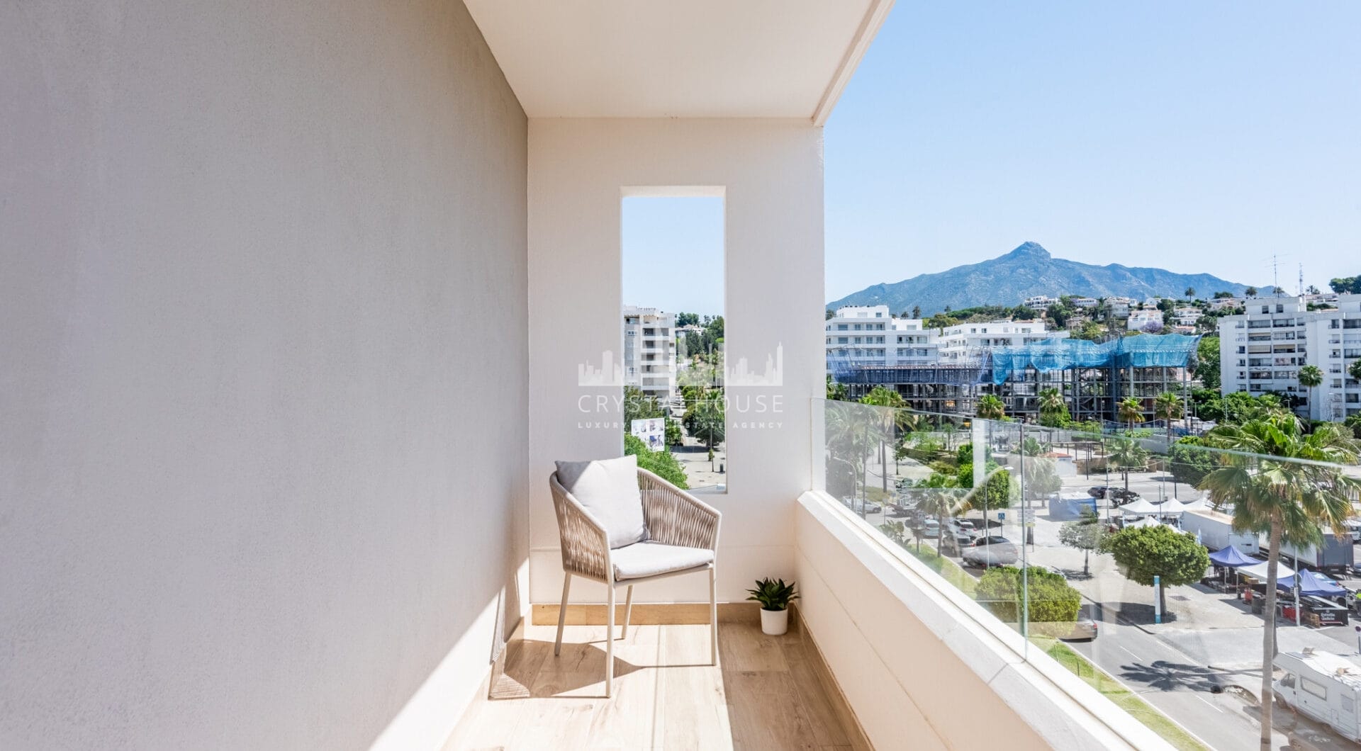Nowy luksusowy apartament z widokiem na morze i góry w Nueva Andalucia, Marbella