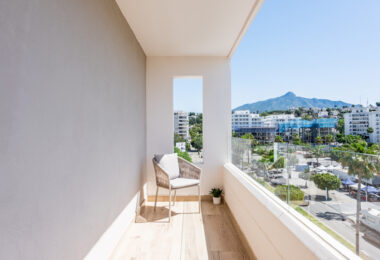 Nowy luksusowy apartament z widokiem na morze i góry w Nueva Andalucia, Marbella