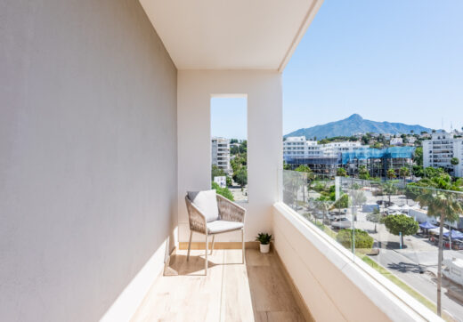 Nowy luksusowy apartament z widokiem na morze i góry w Nueva Andalucia, Marbella