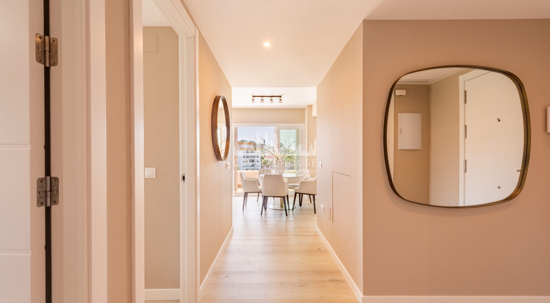 Nowy luksusowy apartament z widokiem na morze i góry w Nueva Andalucia, Marbella