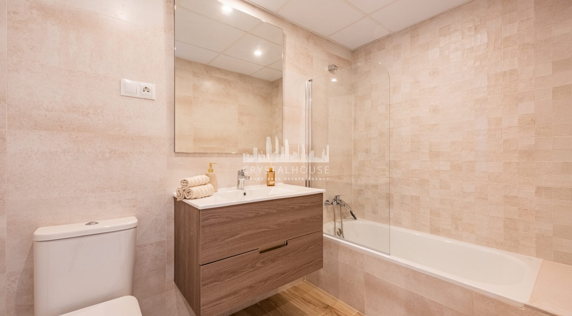 Nowy luksusowy apartament z widokiem na morze i góry w Nueva Andalucia, Marbella