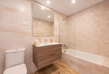 Nowy luksusowy apartament z widokiem na morze i góry w Nueva Andalucia, Marbella