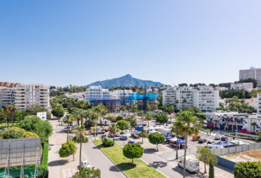 Nowy luksusowy apartament z widokiem na morze i góry w Nueva Andalucia, Marbella