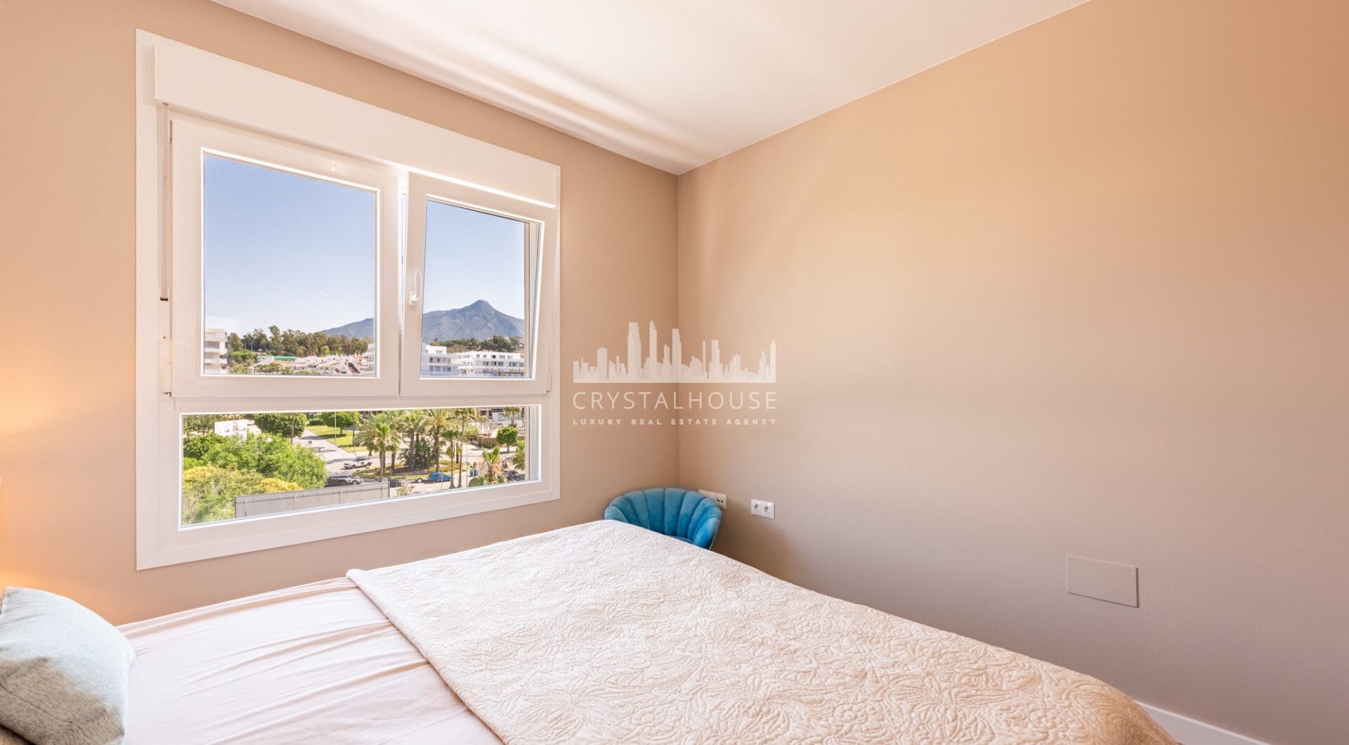 Nowy luksusowy apartament z widokiem na morze i góry w Nueva Andalucia, Marbella