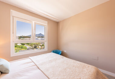 Nowy luksusowy apartament z widokiem na morze i góry w Nueva Andalucia, Marbella