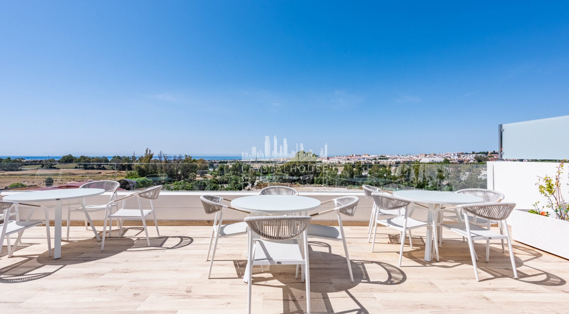 Nowy luksusowy apartament z widokiem na morze i góry w Nueva Andalucia, Marbella