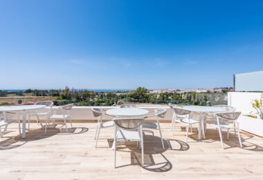 Nowy luksusowy apartament z widokiem na morze i góry w Nueva Andalucia, Marbella