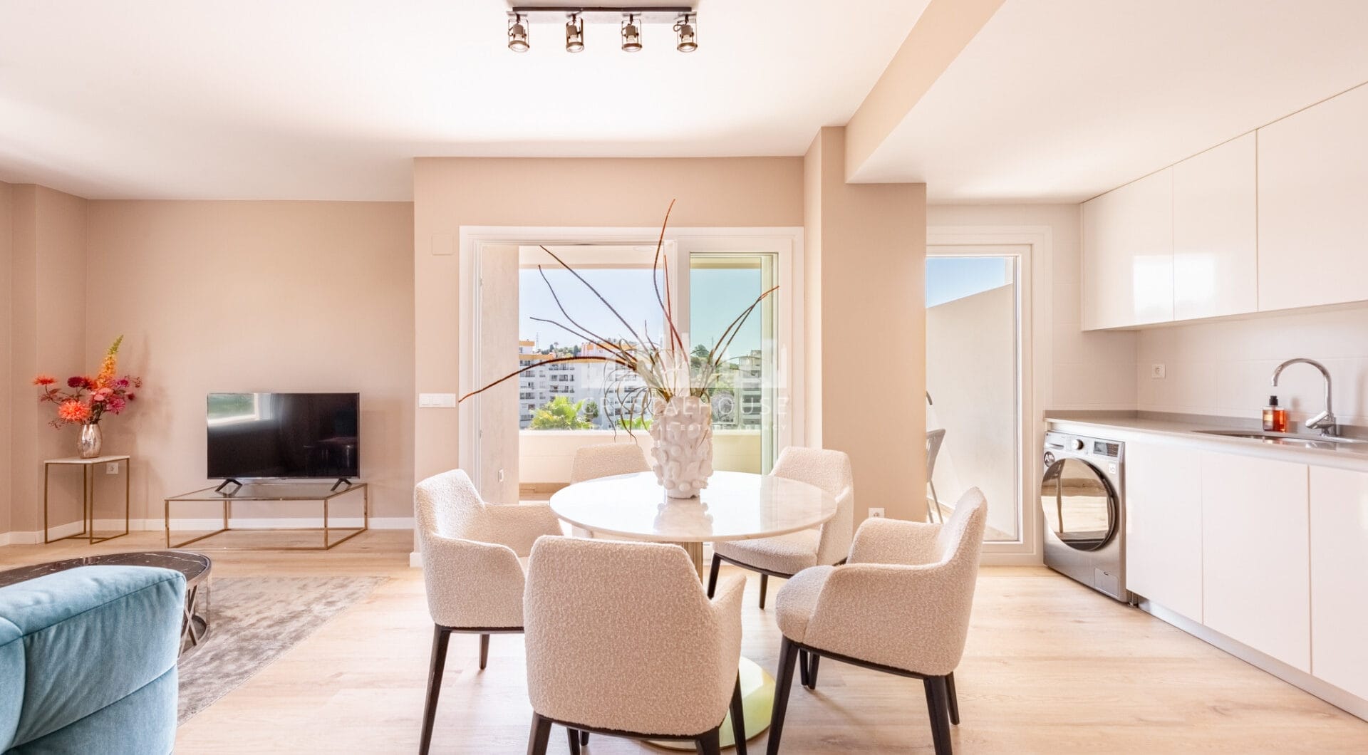 Nowy luksusowy apartament z widokiem na morze i góry w Nueva Andalucia, Marbella