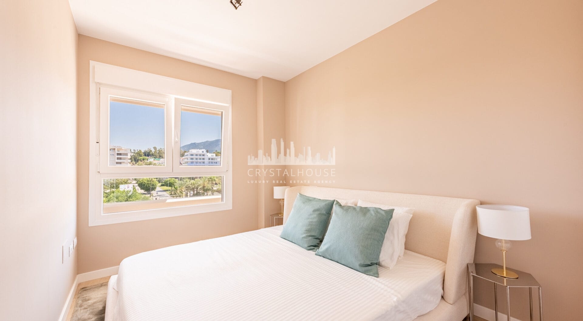 Nowy luksusowy apartament z widokiem na morze i góry w Nueva Andalucia, Marbella