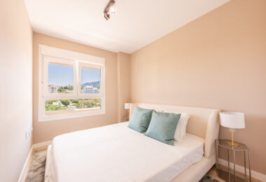 Nowy luksusowy apartament z widokiem na morze i góry w Nueva Andalucia, Marbella