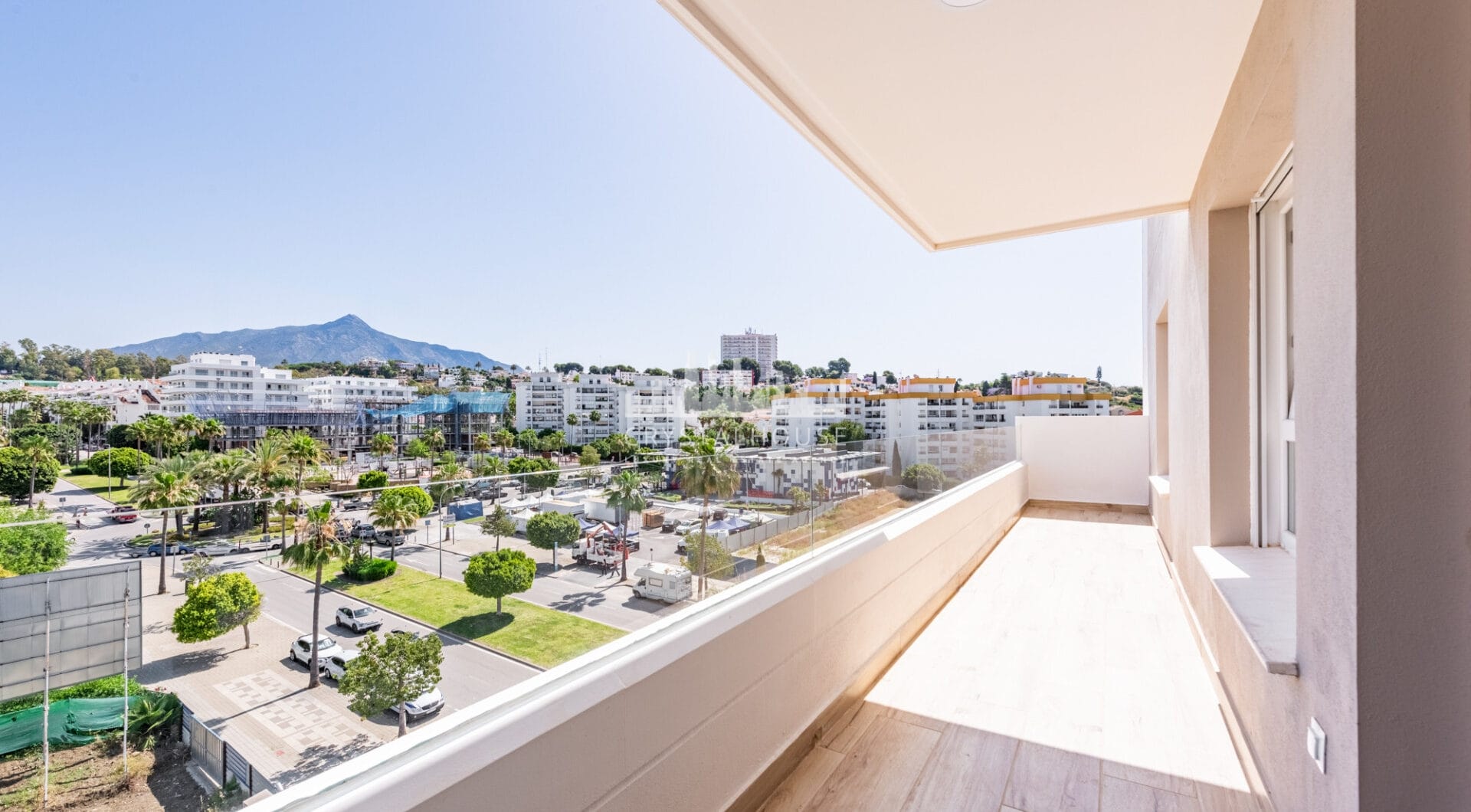 Nowy luksusowy apartament z widokiem na morze i góry w Nueva Andalucia, Marbella