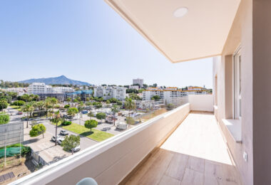 Nowy luksusowy apartament z widokiem na morze i góry w Nueva Andalucia, Marbella